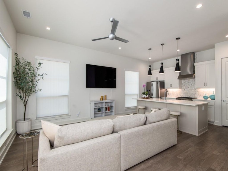 Photo 4 of 23 - 126 Garden Ct W, Arlington, TX 76013