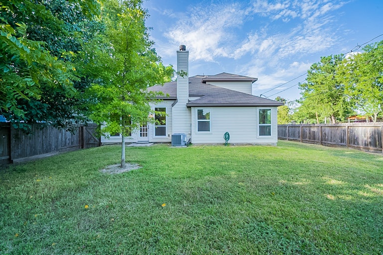 Photo 7 of 32 - 901 Grenshaw St, Houston, TX 77088