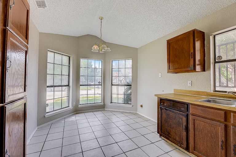Photo 5 of 36 - 10503 Leroy Ct, Dallas, TX 75217