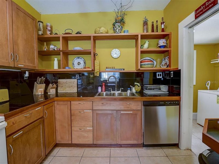 Photo 16 of 42 - 2010 Burlington Ave N, Saint Petersburg, FL 33713