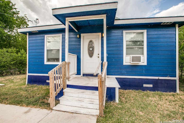 Photo 4 of 21 - 451 Ferris Ave, San Antonio, TX 78220