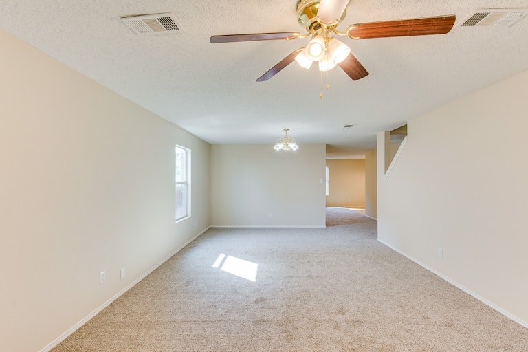 Photo 4 of 38 - 5637 Ainsdale Dr, Fort Worth, TX 76135