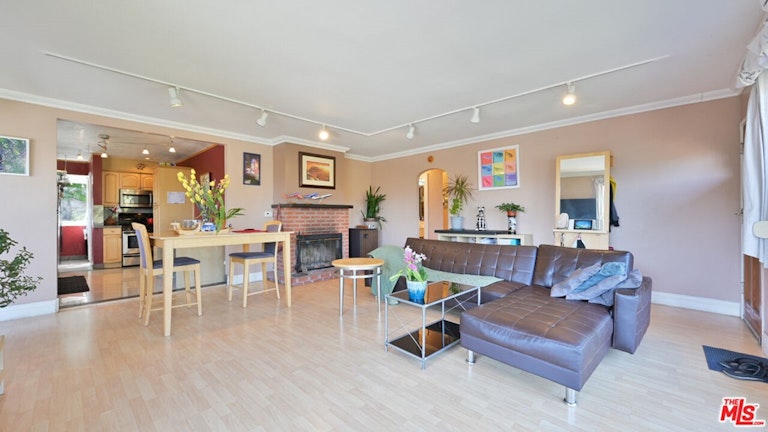 Photo 5 of 30 - 4000 Berenice Ave, Los Angeles, CA 90031