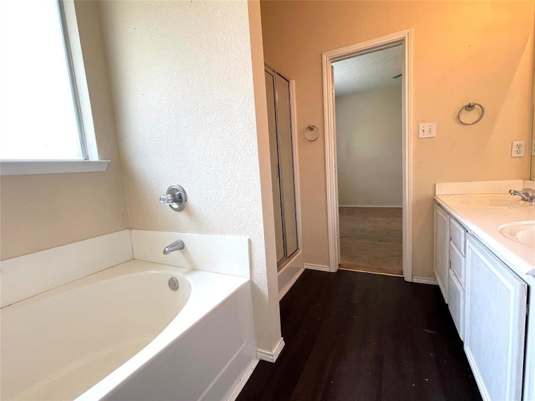 Photo 14 of 23 - 6328 Seal Cv, Fort Worth, TX 76179