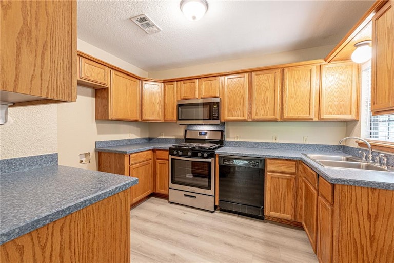 Photo 11 of 31 - 2804 Bells Chapel Rd, Waxahachie, TX 75165