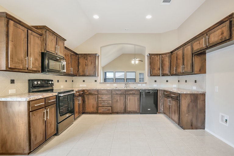Photo 3 of 26 - 4021 Winter Springs Dr, Fort Worth, TX 76123