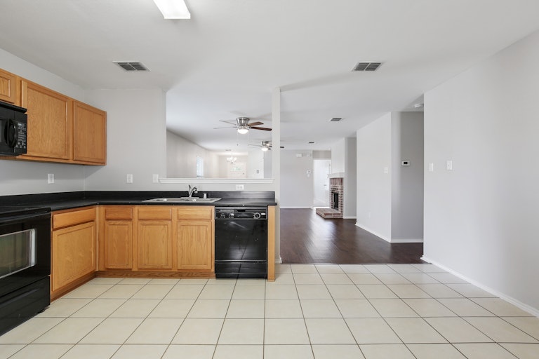 Photo 9 of 26 - 16728 Woodside Dr, Justin, TX 76247