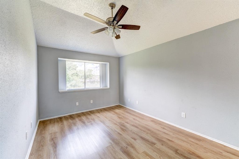 Photo 24 of 28 - 5631 Gineridge Dr, Houston, TX 77053
