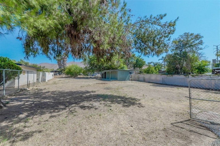 Photo 28 of 33 - 9035 Bellegrave Ave, Jurupa Valley, CA 92509