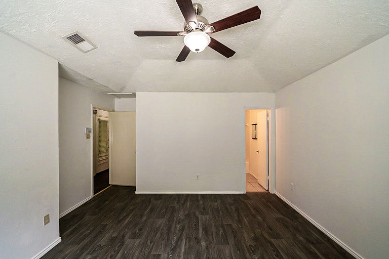 Photo 18 of 28 - 26 Parkbriar Cir, Baytown, TX 77521