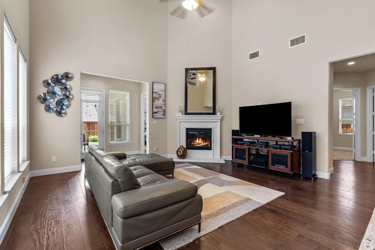 Photo 9 of 26 - 3444 Poinsettia Way, Irving, TX 75038