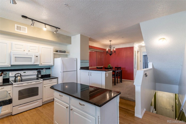 Photo 3 of 25 - 2059 Eagle Ave, Superior, CO 80027