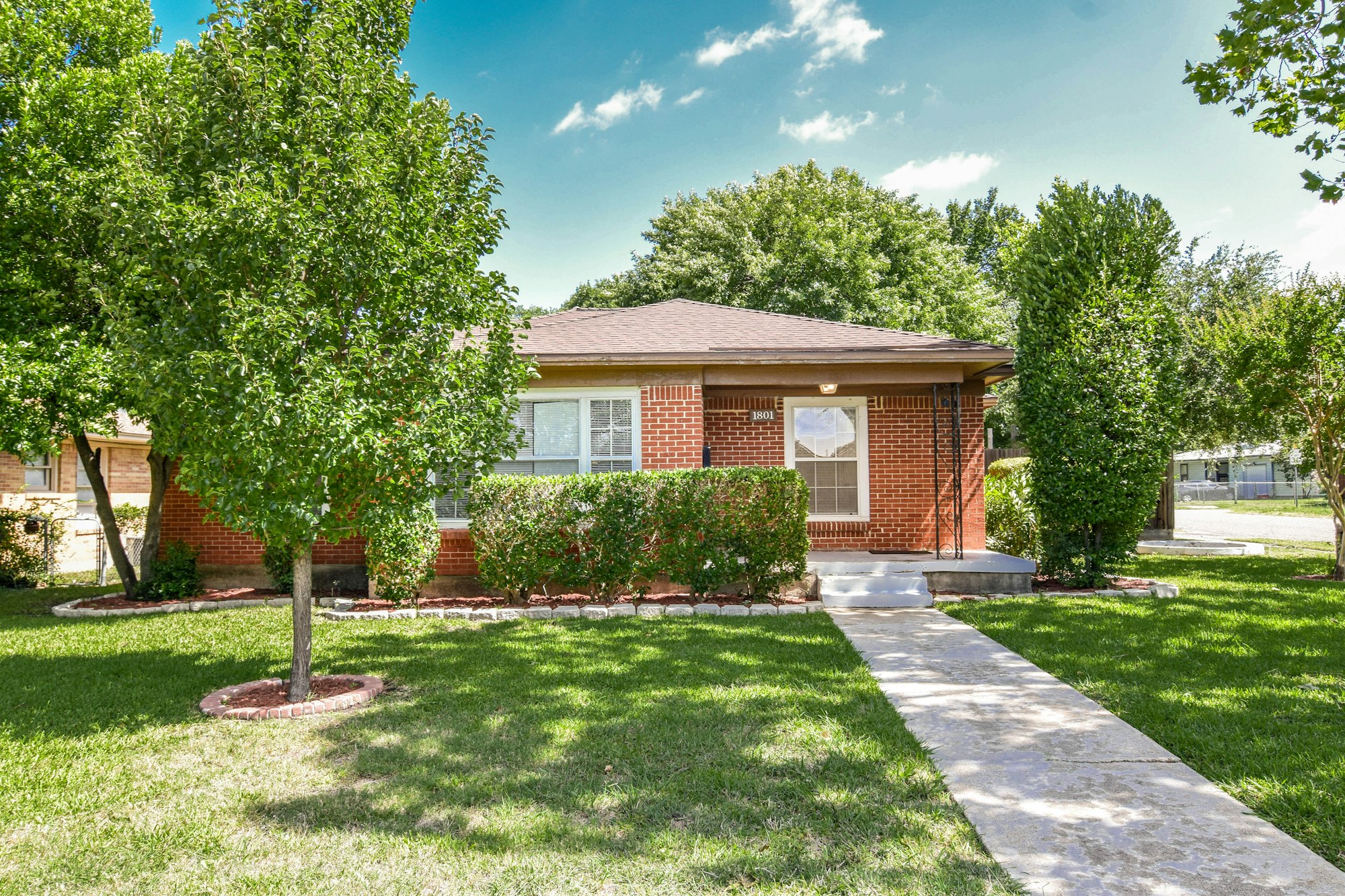 Photo 1 of 36 - 1801 Westway Ave, Garland, TX 75042