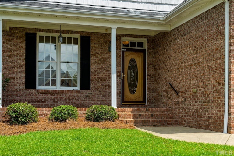 Photo 3 of 30 - 631 E Lakota Dr, Fuquay Varina, NC 27526