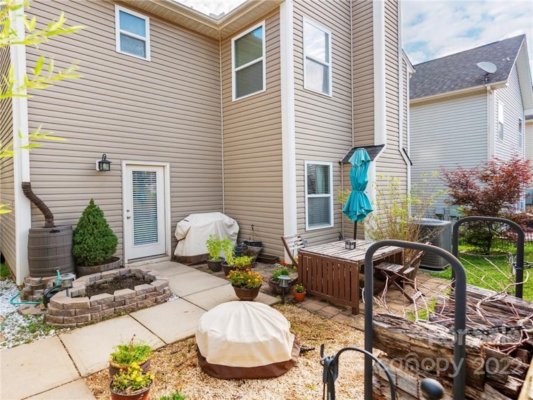 Photo 32 of 39 - 8112 Dumphries Dr, Huntersville, NC 28078