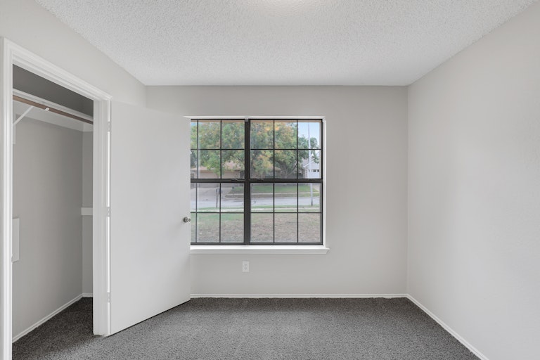 Photo 12 of 25 - 401 Angelina Dr, Arlington, TX 76018