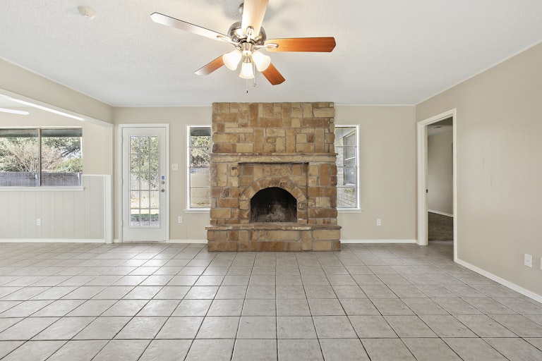Photo 4 of 27 - 7513 Terry Ct, North Richland Hills, TX 76180