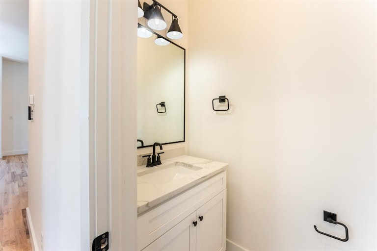 Photo 9 of 40 - 352 Foch St, Fort Worth, TX 76107