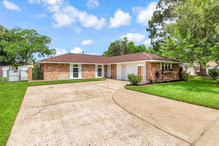 Photo 3 of 22 - 9511 Kell Cir, Houston, TX 77040