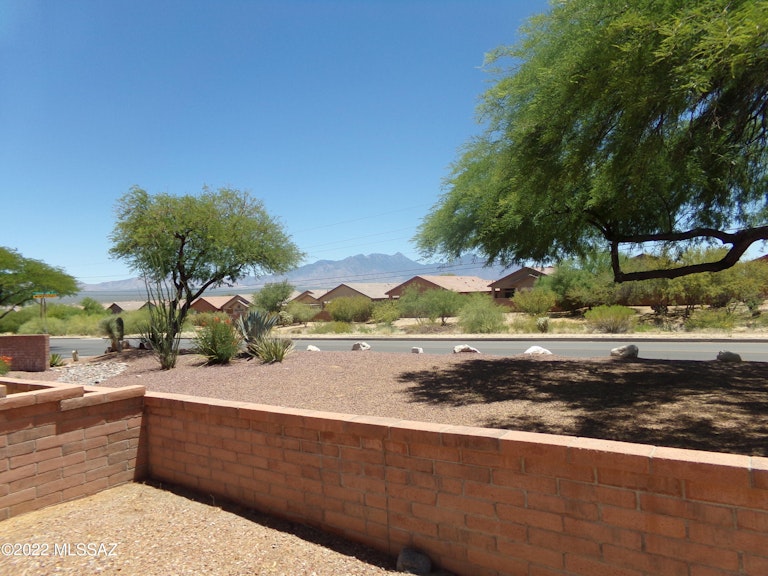 Photo 3 of 27 - 543 W Parkwood Ct, Green Valley, AZ 85614