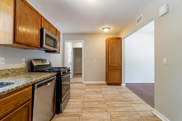 Photo 9 of 25 - 11740 Fernald Ave, Dallas, TX 75218