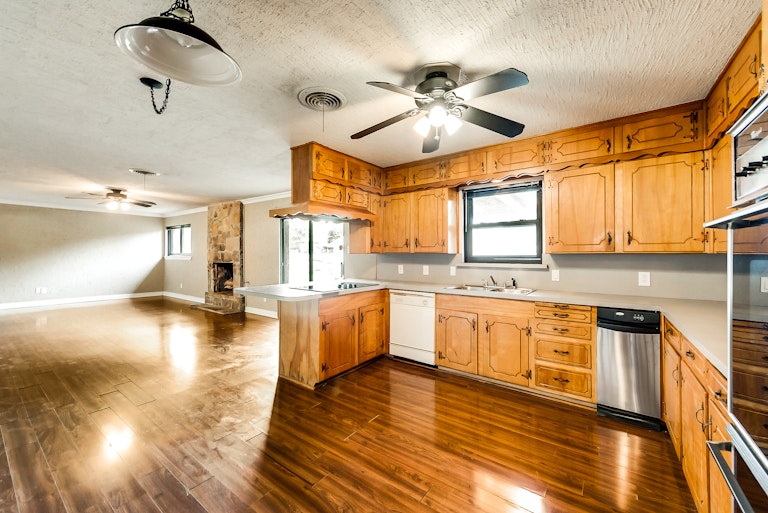 Photo 10 of 24 - 6640 Briley Dr, North Richland Hills, TX 76180