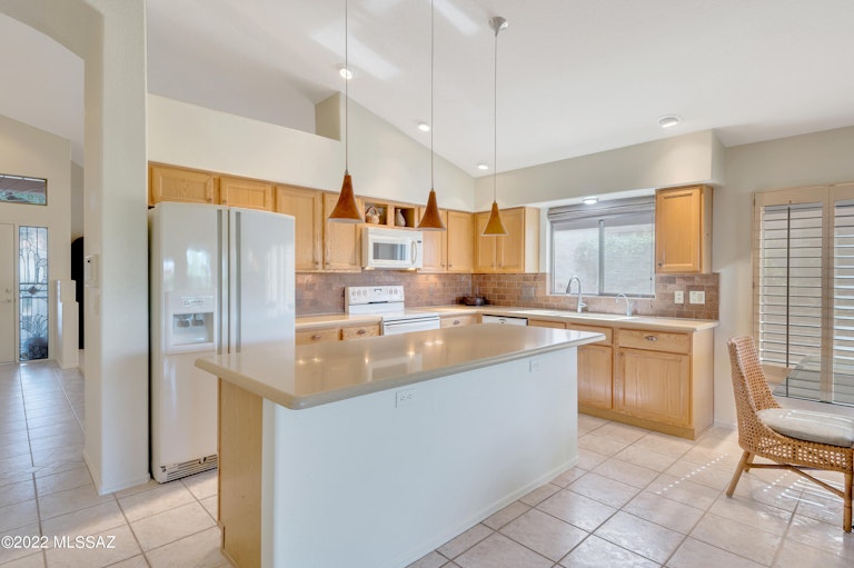 Photo 8 of 41 - 1527 W Sand Pebble Dr, Tucson, AZ 85737