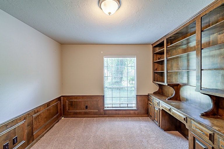 Photo 6 of 34 - 15802 Hollytree Dr, Houston, TX 77068