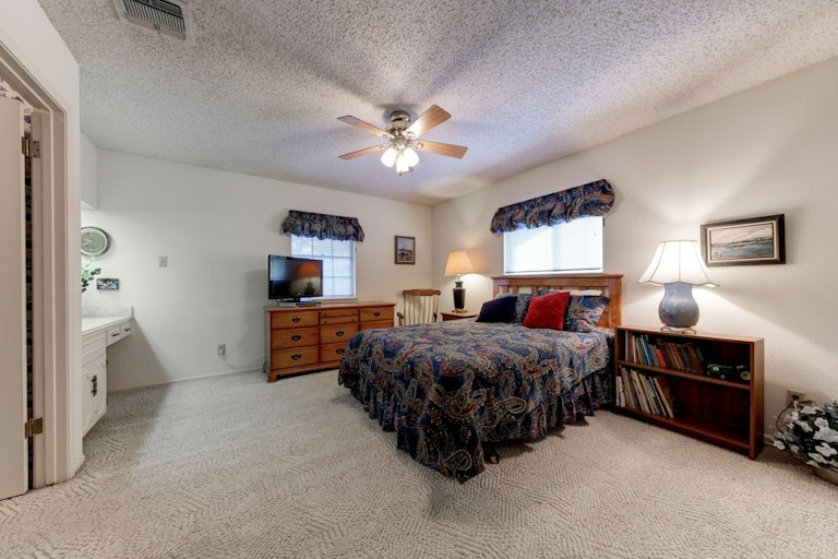 Photo 11 of 24 - 6 Mission Dr, New Braunfels, TX 78130