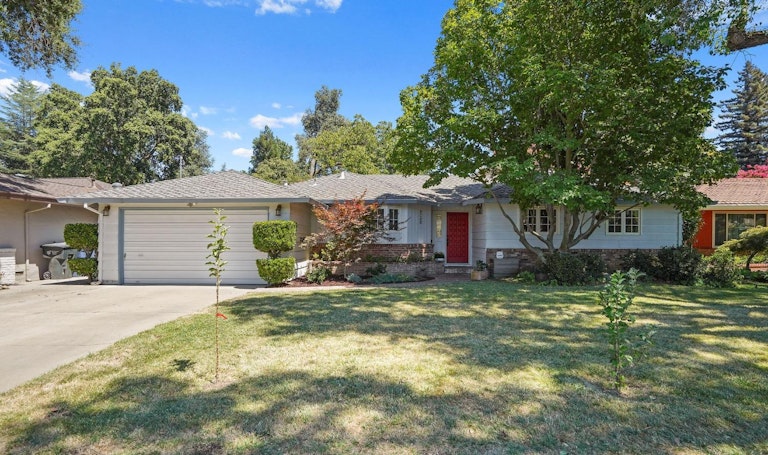 Photo 1 of 31 - 4051 Warren Ave, Sacramento, CA 95822
