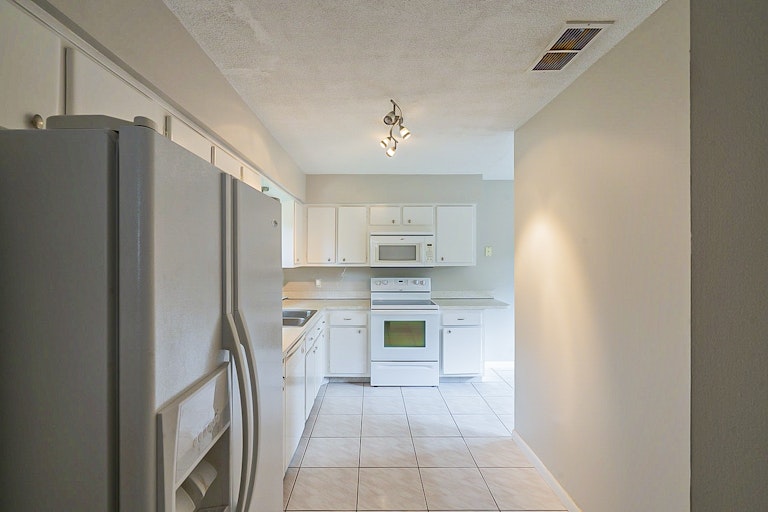 Photo 11 of 28 - 465 Andes Ave, Orlando, FL 32807