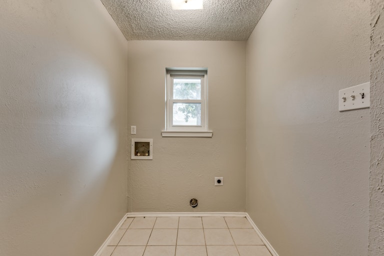 Photo 22 of 30 - 3902 Cedar Creek Dr, Garland, TX 75043
