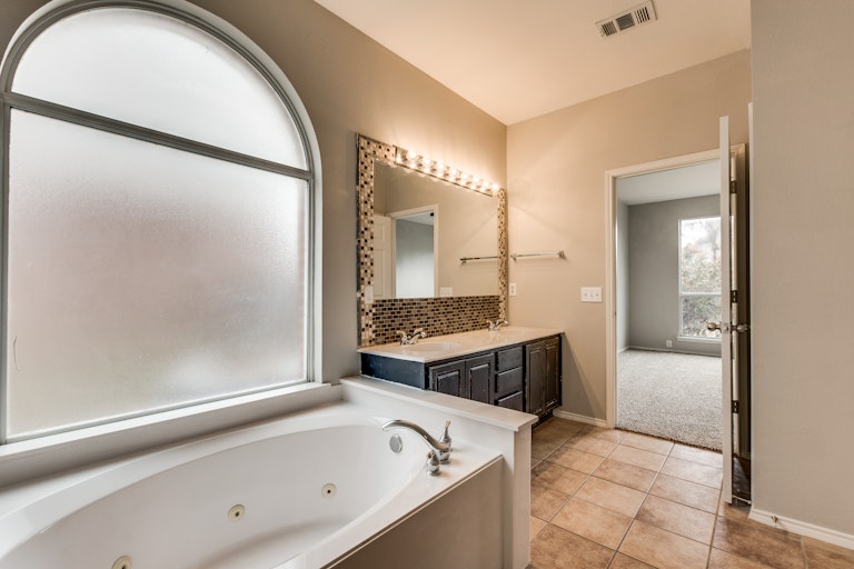 Photo 14 of 28 - 4604 Vista Meadows Dr, Fort Worth, TX 76244