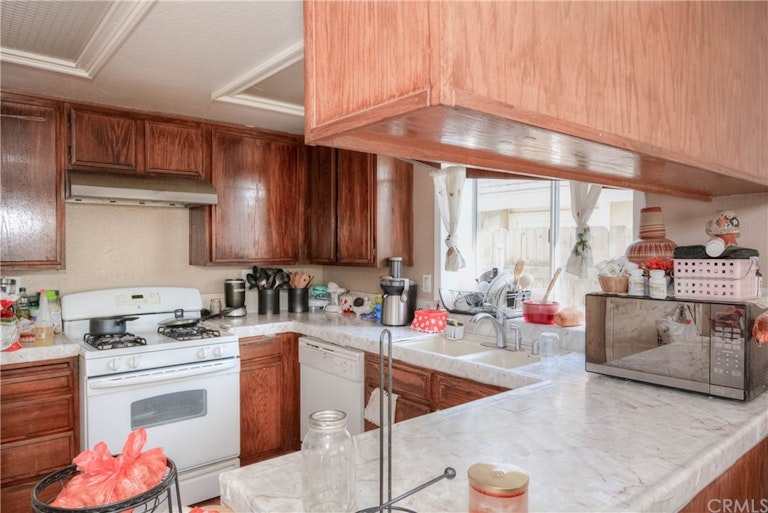 Photo 13 of 35 - 856 S Tamarisk Ave, Rialto, CA 92376