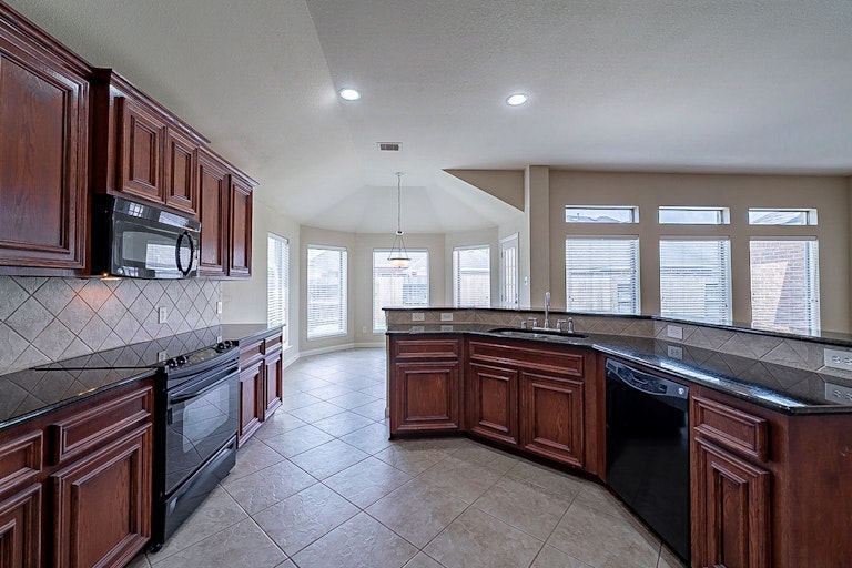 Photo 9 of 37 - 14727 Fountain Stone Ln, Humble, TX 77396