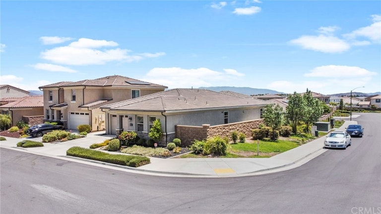 Photo 3 of 24 - 30573 Arrow Leaf Ln, Murrieta, CA 92563