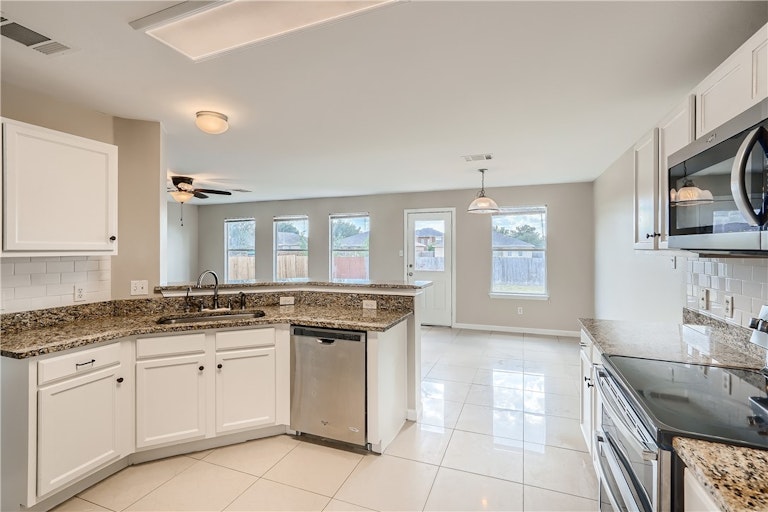 Photo 14 of 37 - 227 Holman Path, Hutto, TX 78634