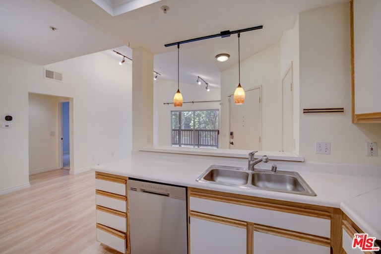 Photo 16 of 23 - 211 Gallery Way, Tustin, CA 92782