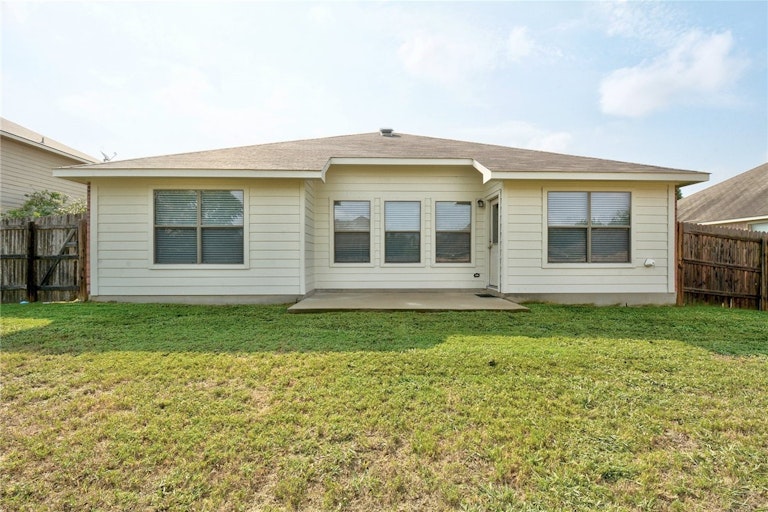 Photo 20 of 40 - 495 Sandstone Trl, Buda, TX 78610