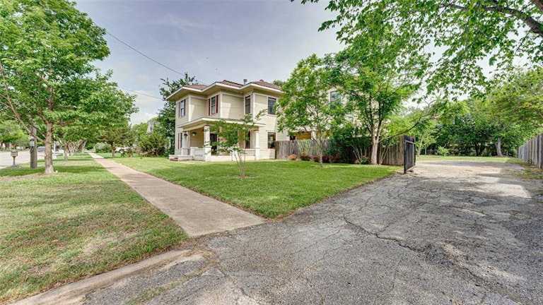 Photo 3 of 40 - 613 E Marvin Ave, Waxahachie, TX 75165