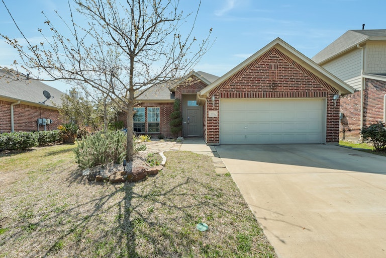 Photo 1 of 25 - 5532 Chinkapin Ln, Fort Worth, TX 76244
