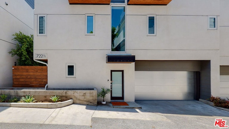 Photo 3 of 29 - 722 Lucile Ave, Los Angeles, CA 90026