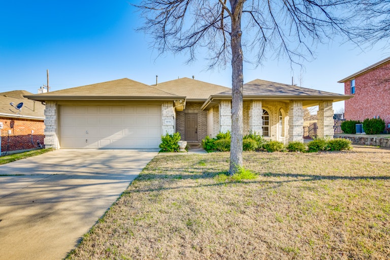 Photo 1 of 25 - 1815 Avonlea Dr, Rockwall, TX 75087