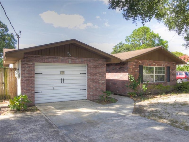 Photo 1 of 23 - 111 Volusia Dr, Winter Haven, FL 33884