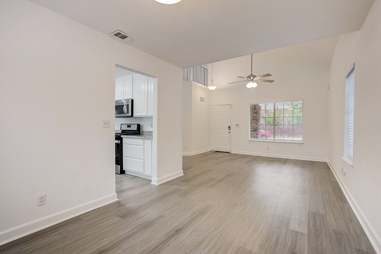 Photo 16 of 35 - 4052 Tawny Meadow Way, Antelope, CA 95843