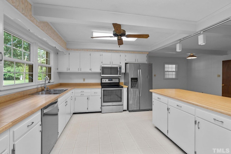 Photo 9 of 38 - 408 Chadwick Dr, Raleigh, NC 27609
