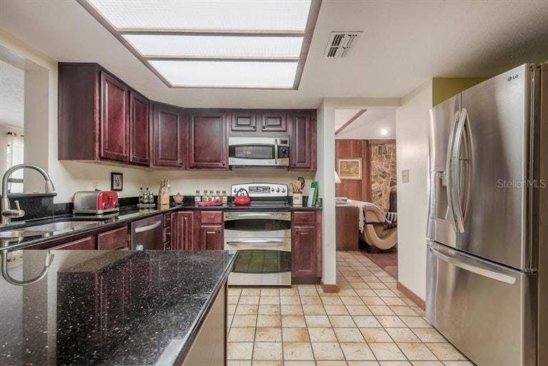 Photo 7 of 25 - 6943 Rivergate Ave, Temple Terrace, FL 33637