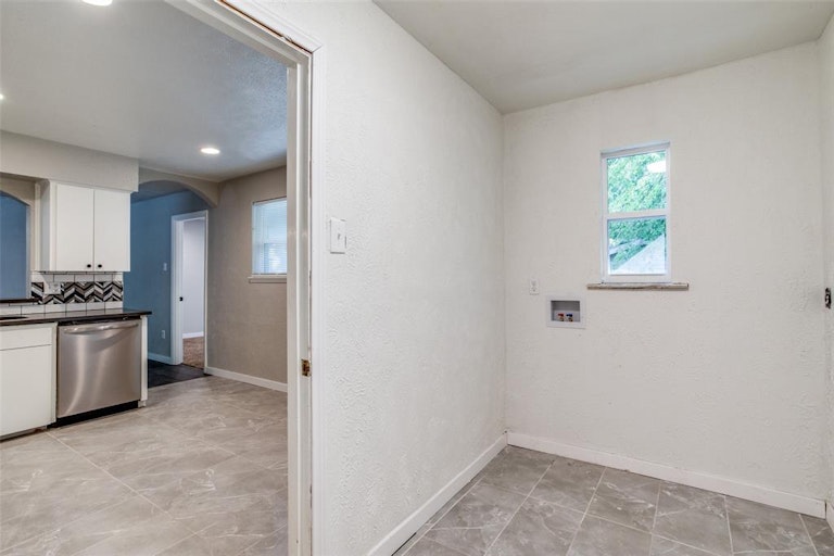 Photo 8 of 19 - 551 Cripple Creek Dr, Duncanville, TX 75116