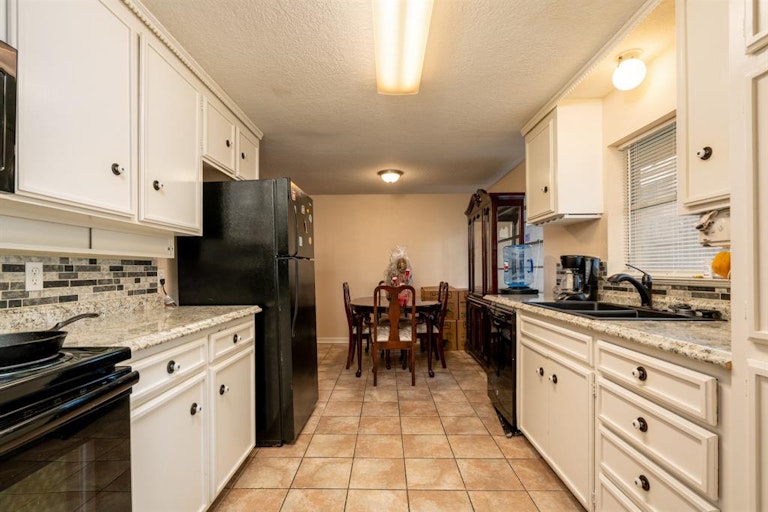 Photo 6 of 21 - 2020 Rockmoor Dr, Fort Worth, TX 76134