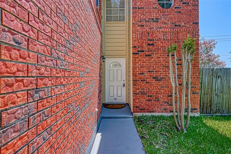 Photo 4 of 42 - 8706 Fondren Village Dr, Houston, TX 77071